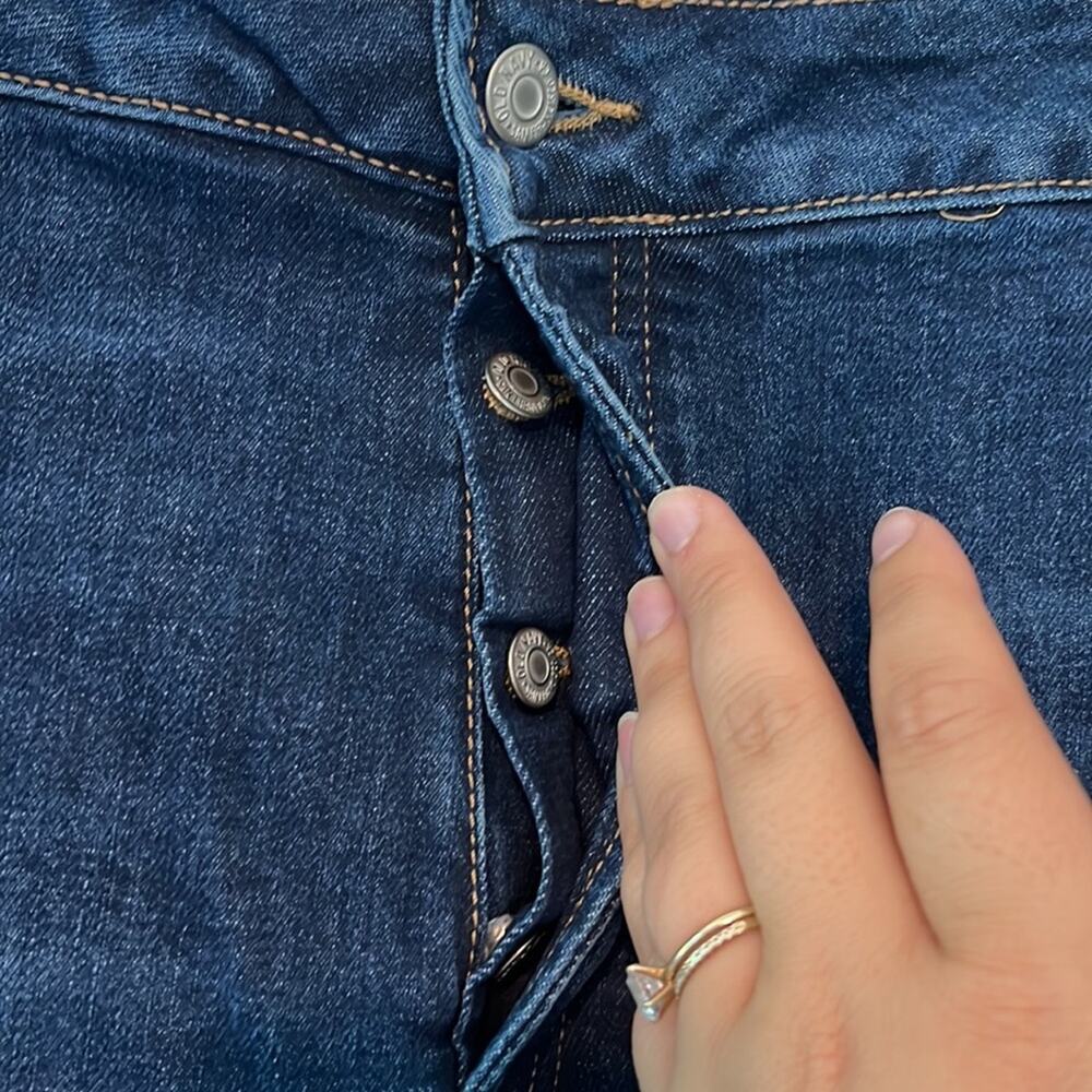 Old Navy Curvy High-Waisted Button-Fly OG Straight Cut-Off Ankle Jeans - Picture 6 of 16